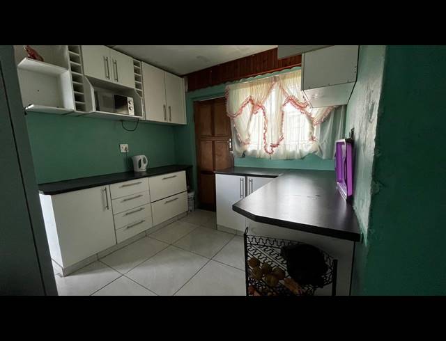 5 BEDROOM HOUSE FOR SALE IN UMLAZI BB